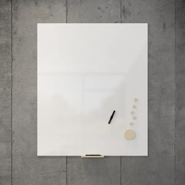 Weiße quadratische Magnettafel mit Stift und runden Magneten an grauer Betonwand im minimalistischen Lintex Air Design.