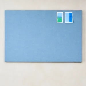 Blaue textile Pinnwand mit zwei angehefteten Farbkarten zeigt das schlichte, funktionale Design von Lintex Edge.