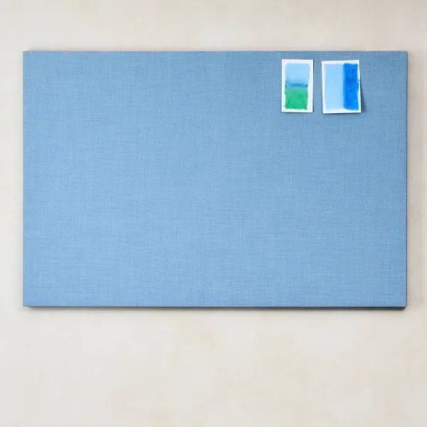 Blaue textile Pinnwand mit zwei angehefteten Farbkarten zeigt das schlichte, funktionale Design von Lintex Edge.