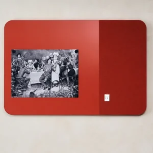 Rote magnetische Schreibtafel mit abgerundeten Ecken, historischem Schwarz-Weiß-Foto und zweigeteilter Oberfläche im Lintex Mood Design.