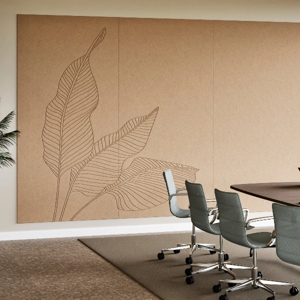 Großflächige Acoustic Felt Panels Creatives mit filigranem Blättermotiv gestalten die Wand eines modernen Konferenzraums dekorativ und akustisch.