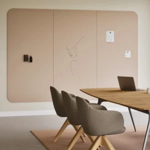 Großes Chameleon Curve Wall Whiteboard mit abgerundeten Ecken, Zeichnungen und magnetischem Zubehör hinter einem modernen Konferenztisch.