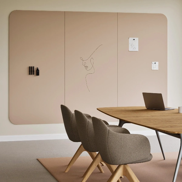 Großes Chameleon Curve Wall Whiteboard mit abgerundeten Ecken, Zeichnungen und magnetischem Zubehör hinter einem modernen Konferenztisch.