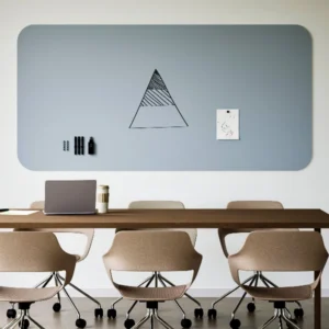 Graues Chameleon Curve Whiteboard mit Zeichnung und magnetischem Zubehör über einem Konferenztisch mit Laptop und Bürostühlen.