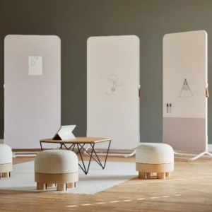 Drei Chameleon Mobile Portable Whiteboard Tafeln mit Zeichnungen bilden flexible Raumteiler hinter Sitzhockern und einem niedrigen Tisch.