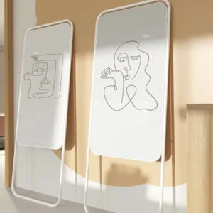 Zwei freistehende Chameleon Momentum Mobiles Whiteboard Tafeln mit abstrakten Gesichtszeichnungen und schlanken weißen Metallrahmen.