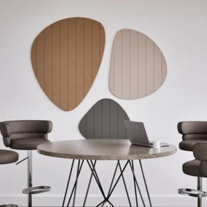 Drei organisch geformte Chameleon Pebbles Acoustics Akustikpaneele in Naturtönen schmücken die Wand eines modernen Besprechungsraums.