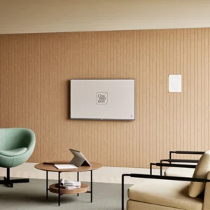 Moderner Loungebereich mit Chameleon Sharp Acoustics Wall Panels, Wandboard, Sesseln und Tisch vor einer strukturierten Akustikwand.