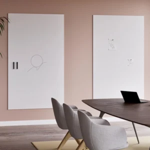 Moderner Besprechungsraum mit zwei Chameleon Sharp Whiteboard Wandtafeln, Konferenztisch, Laptop und gepolsterten Stühlen.