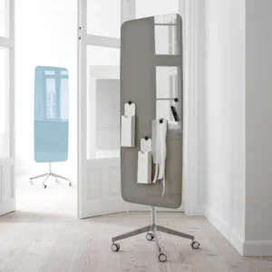 Graues Lintex Mood Mobile Whiteboard auf Rollen mit magnetisch befestigten Notizen und Zubehör in einem hellen Innenraum.